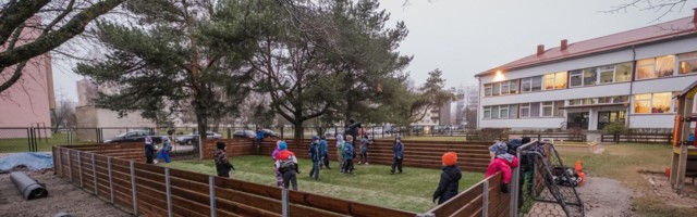 Tuntud pallivõlur ehitas Mai lasteaeda jalkaplatsi