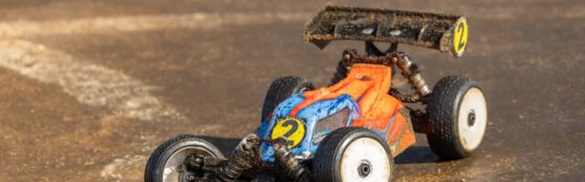 „Ostsin selle lapsele“ – miks täiskasvanud ei suuda enam puldiauto rooli loovutada