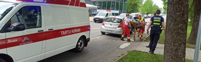 FOTOD: Paides sai ülekäigurada rulaatoriga ületanud liikleja löögi sõiduautolt