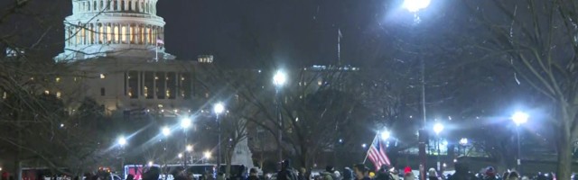 Reporter: Tuhanded Trumpi toetajad tungisid Kapitooliumi hoonesse