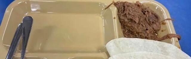 Vojnici slikali svoj obrok na nosaču aviona na Bliskom istoku, odgovor mornarice: "Nutritivno izbalansirano"