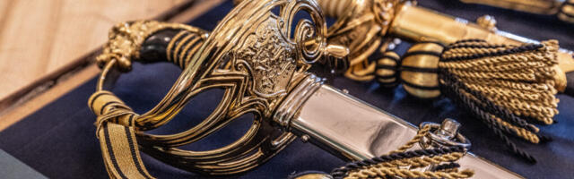 President Alar Karis andis Kaitseväe Akadeemia lõpetajatele üle auastmetunnused