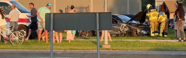 Tartus rammis purjus mees oma Mercedesega mitut autot ja põrutas siis vastu puud