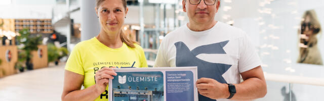 Ülemiste keskuse juht andis Kersti Kaljulaidile üle olümpiasportlaste toetuseks 5270  eurot