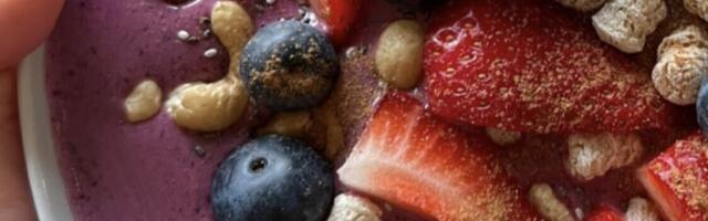 FIGUURISÕBRALIK RETSEPT: eratreener Carmeni rikkalik smuutikauss