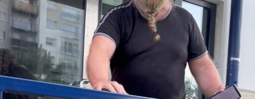 Politsei tuvastab isikuvastases kuriteos kahtlustatavat meest