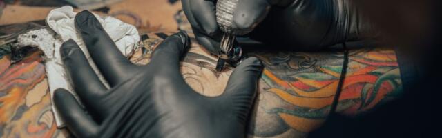 Mees on silmamunade ja igemeteni tätoveeritud