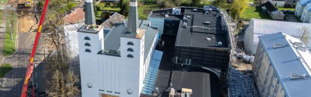 VIDEO | Vaata, kuidas Rakvere endisest kirikust valmiv muusikamaja sai 85 aastat peale valmimist viimaks tornikiivri