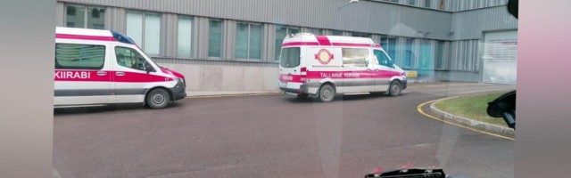 Reporter: Tallinnas Erakorralise meditsiini vastuvõtus oli täna kiirabiautodest pikk järjekord