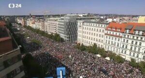 Videod! Tšehhis tuli tänavatele 70 000 valitsusega rahulolematut inimest