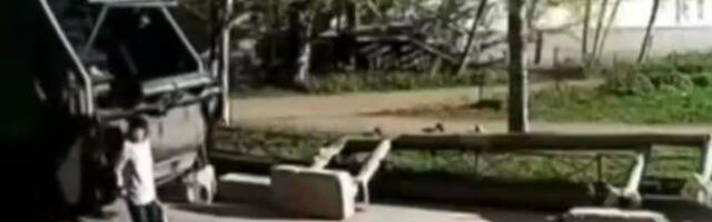 VIDEO: Peterburis ajas prügiauto alla eaka naise NB! Nõrganärvilistele mittesoovitav