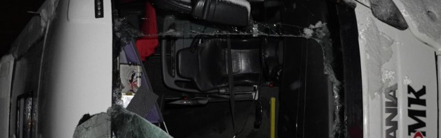 Reporter: Narva-Tallinna liinibuss sõitis teelt välja, neli inimest sai viga