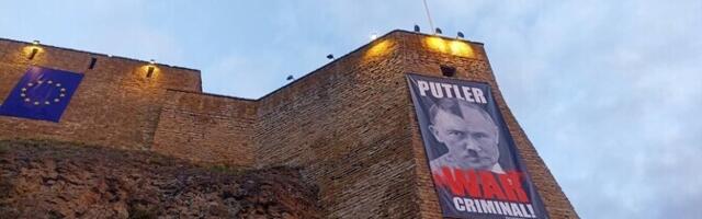 Narva kindluse müüril vaatab 9. mail Venemaale Putini-Hitleri liitportree