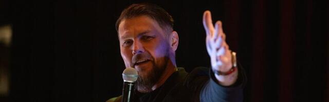 Jesper Parve „Vaba“ keskendub loosunglikele lausetele suhetest ja meheks olemisest, teine oluline teema on joomine, kirjutab Mae Lender.