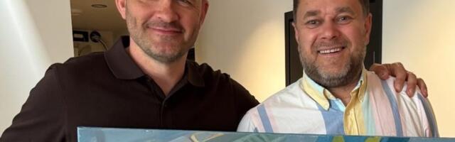 FOTOD | Endine teleajakirjanik Rasmus Kagge omandas diplomi ajaloo erialal. Sõber õnnitles teda 600-eurose kingiga