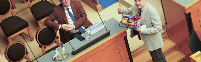 Urmas Reinsalu kinkis peaministrile jõuludeks mänguauto