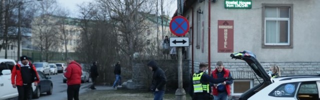 Tallinna kesklinna hostelis rünnati kaht välismaalast, üht pussitati noaga