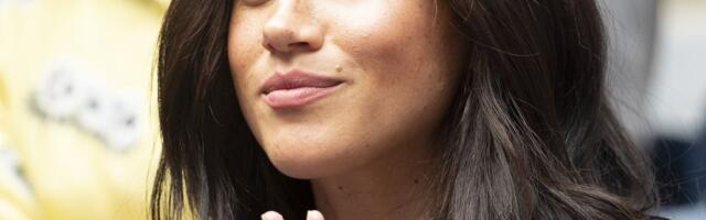 Meghan Markle sattus taas netirahva hambusse. Hertsoginnat süüdistatakse moelaval komistanud modelli üle naermises