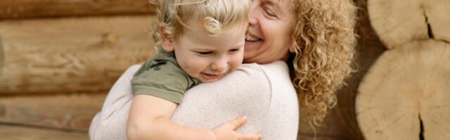 Väikese poisi vastus küsimusele, miks meil on vanaema, pani täiskasvanud vaikima