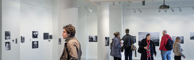Pildid: Okapi galeriis avatud näitus uurib analoogfotograafia ja tajukogemuse piire