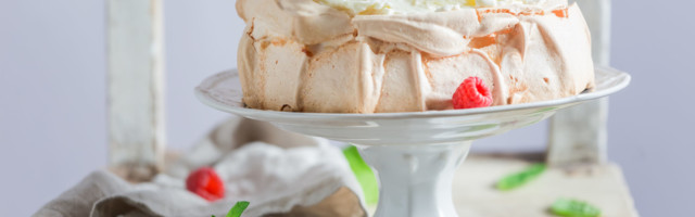 EMADEPÄEVA RETSEPT: imeline Pavlova kook