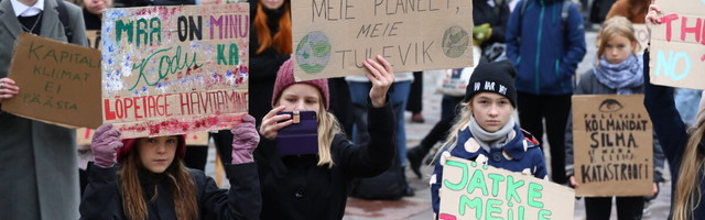 FOTOD | 134. noorte kliimastreik. „Kogu minu eluaja on poliitikud tegevusetult istunud."