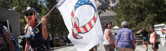 Twitter keelas 7000 süvariigiteoreetikute kontot ja piirab muul viisil nende tegevust