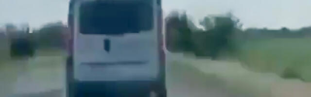 VIDEO: Ukraina naine sõitis sõjaväe värbamisbussi katusel oma mehega kaasa