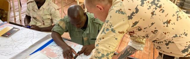 Kaitseväe instruktorid õpetavad Mali väljaõppemissioonil kohalikke sõdureid