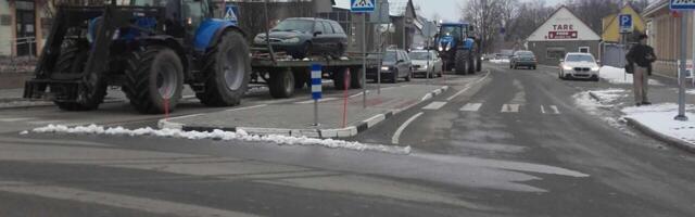 PILTUUDIS: Antslas toodi protestiks välja traktorid, üks vedas pereautot, mis tuleb nüüd vanarauaks viia