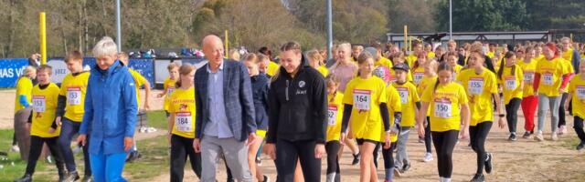 20. heategevuslik teatejooks täidab Paide tehisjärve äärse sportivate noortega