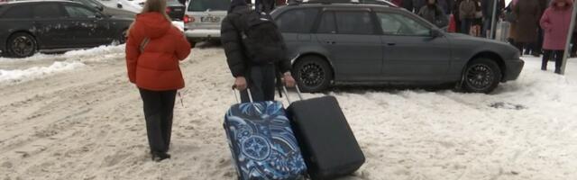 На погранпункте в Нарве резко выросло время ожидания, местные жители продают места в очереди