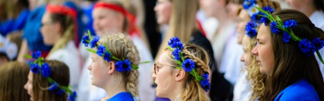 Sada päeva XIII noorte laulu- ja tantsupeoni „Püha on maa“