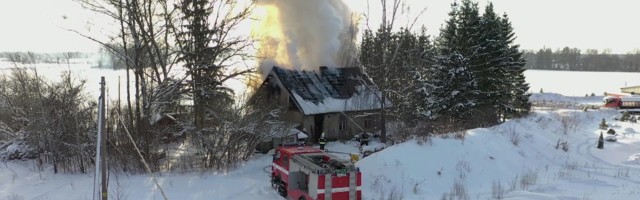 Reporter: Ettevaatust kütmisel! Järva-Jaanis läks maja põlema