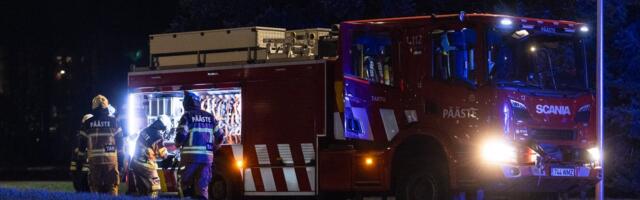 Tartus põles elumaja lahtise leegiga, kaks inimest anti kiirabile üle