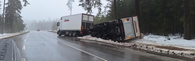 PILTUUDIS: Võrumaal veok teel külili