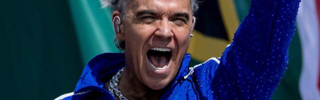 VIDEOD | Robbie Williamsi mikrofonile kukkus intervjuu ajal valge tükk. Millega oli tegemist?
