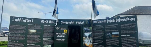 SÕJAAJALUGU RATASTEL | Eesti sõjamuuseumi rändnäitus jõudis Kärdla sadamasse