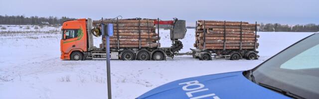 FOTOD | Palgikoormaga veoauto juht sõitis Järvamaal terviserikke tõttu teelt välja
