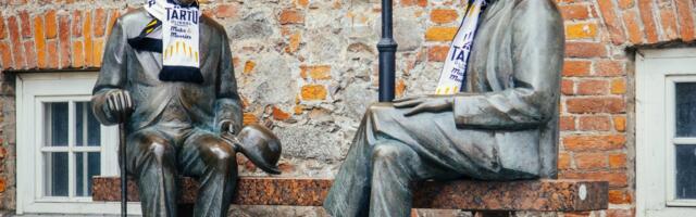 FOTOD | Tartu linna skulptuurid said Eesti-Läti liiga finaalmängu eel kaela korvpallimeeskonna sallid