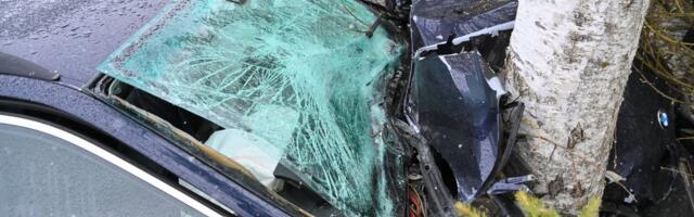 FOTOD | Viljandimaal sõitis auto libeduse tõttu vastu puud, kaks inimest viidi haiglasse