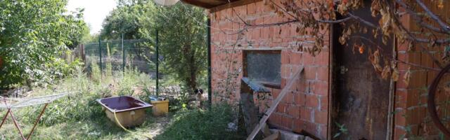 PEVAČICA ŽIVI U UDŽERICI BEZ STRUJE VODE, WC SA 14 PASA I 11 MAČAKA! Unutra đubre, flaše,kese i iscepane stvari, napolju zarđala kada i šporet (FOTO)