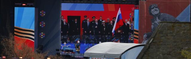 FOTOD | Venemaa kaldalt kanti Narva poole suunatud ekraanidelt üle Punasel väljakul toimunud paraadi