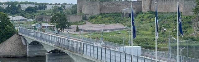 На границе в Нарве у гражданки РФ обнаружили фляжку с запрещенной символикой