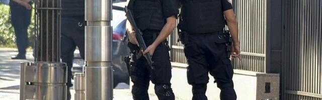 Metak mu je okrznuo glavu, sve miriše na barut: Sve vrvi od policije u Budvi, očevici opisali kako napadač izgleda (VIDEO)