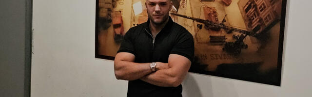 OVOG ZADRUGARA SINOĆ MNOGI NISU PREPOZNALI: Presadio kosu i nabildovao se, pamtite ga po vezi sa poznatom pevačicom (FOTO)