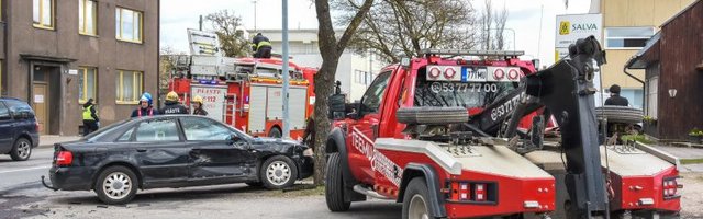 FOTOD | Viljandis põrkasid kokku kolm autot, lisaks juhtus väiksem õnnetus ka politseibussiga