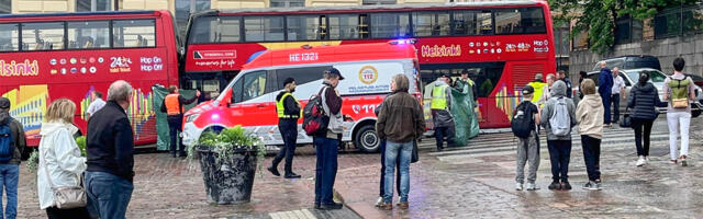Helsingis sõitis ilma juhita liikuma hakanud buss otsa inimesele, kes suri
