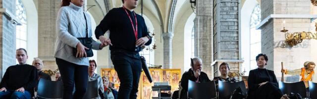 FOTOD | Kirjeldustõlkega audiogiidid ja viipekeelsed tahvelarvutid. Niguliste muuseum pakub erivajadustega inimestele uusi võimalusi