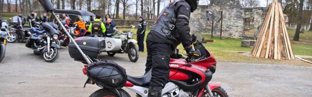 FOTOD | Jüriöö märgutuled: mootorratturid viisid vabaduse tule Paidest üle kogu Eestimaa